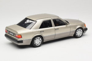 Mercedes 500E W124 Smoke Silver Dealerská Edícia Norev 1:18 B66040724 Kov – obrázok 3 z 8