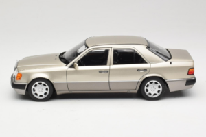 Mercedes 500E W124 Smoke Silver Dealerská Edícia Norev 1:18 B66040724 Kov – obrázok 4 z 8