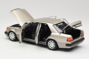 Mercedes 500E W124 Smoke Silver Dealerská Edícia Norev 1:18 B66040724 Kov – obrázok 5 z 8
