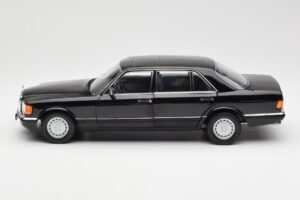 Mercedes 560 SEL W126 Čierny Edícia Dealer Norev 1:18 B66040599 Kov – obrázok 4 z 8