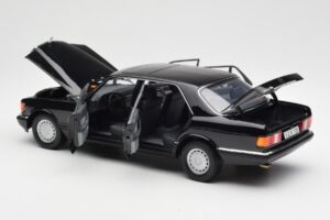 Mercedes 560 SEL W126 Čierny Edícia Dealer Norev 1:18 B66040599 Kov – obrázok 5 z 8