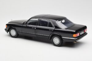 Mercedes 560 SEL W126 Čierny Edícia Dealer Norev 1:18 B66040599 Kov – obrázok 7 z 8