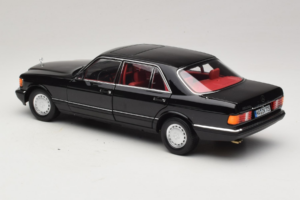 Mercedes 560 SEL W126 Čierny S Červeným Interiérom Norev 1:18 183788 Kov – obrázok 4 z 8