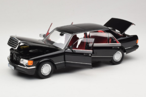 Mercedes 560 SEL W126 Čierny S Červeným Interiérom Norev 1:18 183788 Kov – obrázok 8 z 8