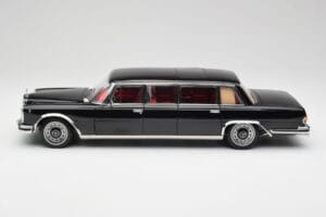 Mercedes 600 Pullman W100 Čierny NZG 1:18 1071/50 Kov – obrázok 4 z 8