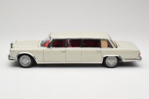 Mercedes 600 Pullman W100 Svetlo Šedý NZG 1:18 B66040708 Kov – obrázok 4 z 8