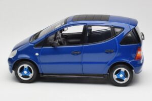 Mercedes A-Class W168 Tmavomodrý Maisto 1:18 B66005219 Kov – obrázok 4 z 8