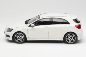 Mercedes A-Class W176 Cirrus Biely Norev 1:18 B66960126 Kov – obrázok 4 z 8