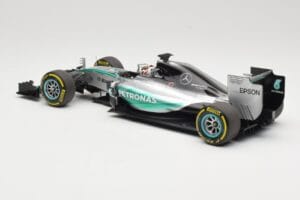 Mercedes AMG Petronas W06 Hybrid #44 L. Hamilton F1 World Champion 2015 Minichamps 1:18 186150044 Kov – obrázok 5 z 6