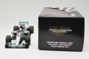 Mercedes AMG Petronas W06 Hybrid #44 L. Hamilton F1 World Champion 2015 Minichamps 1:18 186150044 Kov – obrázok 6 z 6