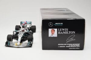 Mercedes AMG Petronas W10 #44 L. Hamilton Winner British GP 2019 Minichamps 1:18 110191044 Kov – obrázok 6 z 6