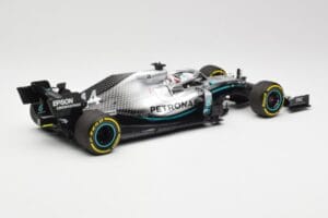 Mercedes AMG Petronas W10 #44 L. Hamilton F1 World Champion 2019 Minichamps 1:18 110190044 Kov – obrázok 2 z 6