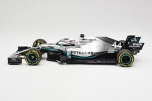 Mercedes AMG Petronas W10 #44 L. Hamilton F1 World Champion 2019 Minichamps 1:18 110190044 Kov – obrázok 3 z 6