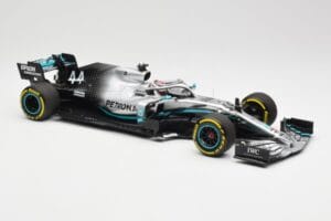 Mercedes AMG Petronas W10 #44 L. Hamilton F1 World Champion 2019 Minichamps 1:18 110190044 Kov – obrázok 4 z 6