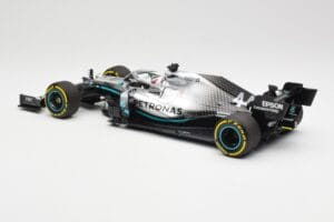 Mercedes AMG Petronas W10 #44 L. Hamilton F1 World Champion 2019 Minichamps 1:18 110190044 Kov – obrázok 5 z 6