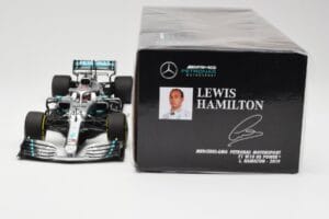 Mercedes AMG Petronas W10 #44 L. Hamilton F1 World Champion 2019 Minichamps 1:18 110190044 Kov – obrázok 6 z 6