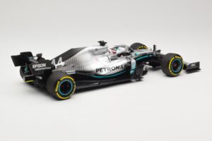 Mercedes AMG Petronas W10 #44 L. Hamilton F1 World Champion Dealer Edition 2019 Minichamps 1:18 B66960567 Kov – obrázok 2 z 7