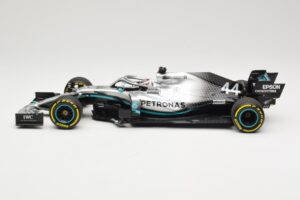 Mercedes AMG Petronas W10 #44 L. Hamilton F1 World Champion Dealer Edition 2019 Minichamps 1:18 B66960567 Kov – obrázok 3 z 7