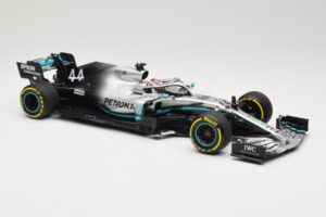 Mercedes AMG Petronas W10 #44 L. Hamilton F1 World Champion Dealer Edition 2019 Minichamps 1:18 B66960567 Kov – obrázok 4 z 7