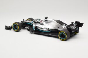 Mercedes AMG Petronas W10 #44 L. Hamilton F1 World Champion Dealer Edition 2019 Minichamps 1:18 B66960567 Kov – obrázok 5 z 7