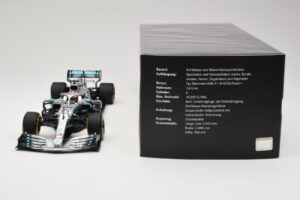 Mercedes AMG Petronas W10 #44 L. Hamilton F1 World Champion Dealer Edition 2019 Minichamps 1:18 B66960567 Kov – obrázok 6 z 7