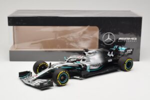 Mercedes AMG Petronas W10 #44 L. Hamilton F1 World Champion Dealer Edition 2019 Minichamps 1:18 B66960567 Kov – obrázok 7 z 7
