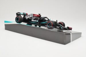 Mercedes AMG Petronas W12 E Performance #44 L. Hamilton Bahrain GP 2021 Minichamps 1:18 113210144 Kov – obrázok 4 z 6