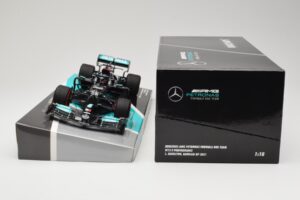 Mercedes AMG Petronas W12 E Performance #44 L. Hamilton Bahrain GP 2021 Minichamps 1:18 113210144 Kov – obrázok 6 z 6