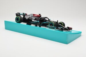 Mercedes AMG Petronas W12 E Performance #44 L. Hamilton Russian GP 2021 Minichamps 1:18 113211544 Kov – obrázok 4 z 6