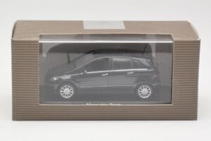 Mercedes B-Class W245 Cosmos Black Minichamps 1:43 B66962218 Kov – obrázok 4 z 4