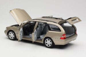 Mercedes C-Class T-Model W202 Smoke Silver Norev 1:18 183388 Kov – obrázok 4 z 8
