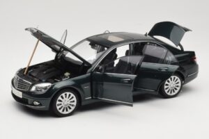 Mercedes C-Class W204 Avantgarde Tmavo Zelený AUTOart 1:18 B66962366 Kov – obrázok 3 z 8