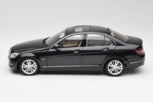 Mercedes C-Class W204 Avantgarde Obsidian Čierny AUTOart 1:18 76264-R1 Kov – obrázok 4 z 8