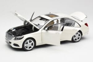 Mercedes C-Class W205 Diamond Biely Metalíza Norev 1:18 B66960256 Kov – obrázok 2 z 8