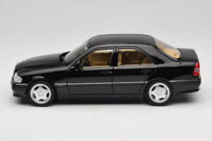 Mercedes C36 AMG W202 Obsidian Black Metallic Norev 1:18 183381 Kov – obrázok 4 z 8