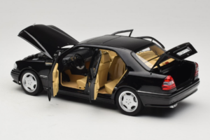 Mercedes C36 AMG W202 Obsidian Black Metallic Norev 1:18 183381 Kov – obrázok 5 z 8