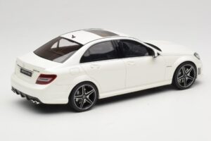 Mercedes C63 AMG W204 Diamond White GT Spirit 1:18 GT928 Živica – obrázok 2 z 6
