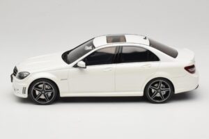 Mercedes C63 AMG W204 Diamond White GT Spirit 1:18 GT928 Živica – obrázok 3 z 6