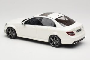 Mercedes C63 AMG W204 Diamond White GT Spirit 1:18 GT928 Živica – obrázok 5 z 6