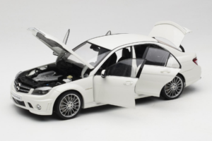 Mercedes AMG C63 W204 Biely AUTOart 1:18 72674-R1 Kov – obrázok 2 z 8