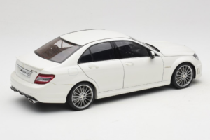 Mercedes AMG C63 W204 Biely AUTOart 1:18 72674-R1 Kov – obrázok 3 z 8