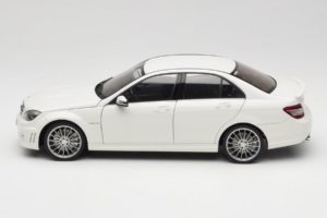 Mercedes AMG C63 W204 Biely AUTOart 1:18 72674-R1 Kov – obrázok 4 z 8