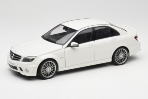 Mercedes AMG C63 W204 Biely AUTOart 1:18 72674-R1 Kov