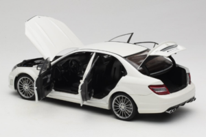 Mercedes AMG C63 W204 Biely AUTOart 1:18 72674-R1 Kov – obrázok 5 z 8