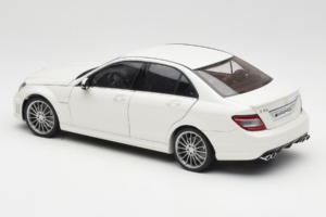 Mercedes AMG C63 W204 Biely AUTOart 1:18 72674-R1 Kov – obrázok 7 z 8