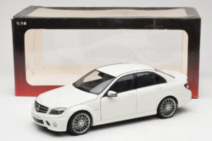 Mercedes AMG C63 W204 Biely AUTOart 1:18 72674-R1 Kov – obrázok 8 z 8