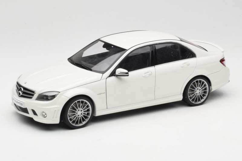 Mercedes AMG C63 W204 Biely AUTOart 1:18 72674-R1 Kov