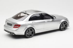 Mercedes C63 AMG W204 Strieborný GT Spirit 1:18 GT462 Živica – obrázok 2 z 6