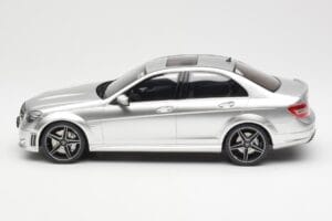 Mercedes C63 AMG W204 Strieborný GT Spirit 1:18 GT462 Živica – obrázok 3 z 6
