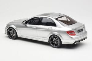 Mercedes C63 AMG W204 Strieborný GT Spirit 1:18 GT462 Živica – obrázok 5 z 6